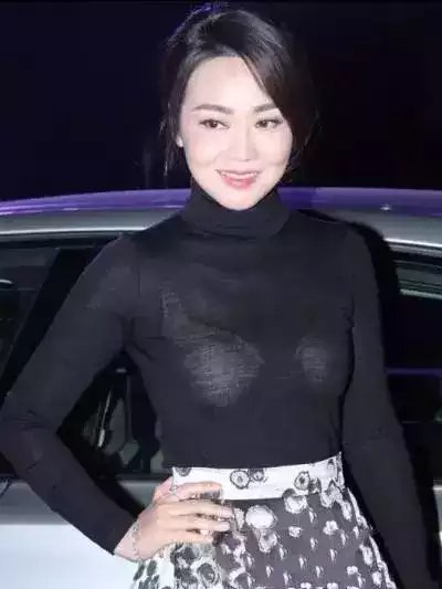 闫妮这薄纱穿的太紧了！身材曲线一览无余，网友：看到了不该看的