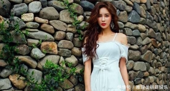 『穿着』俏皮可人的泳衣女神,亭亭玉立的样子,很招人喜欢!