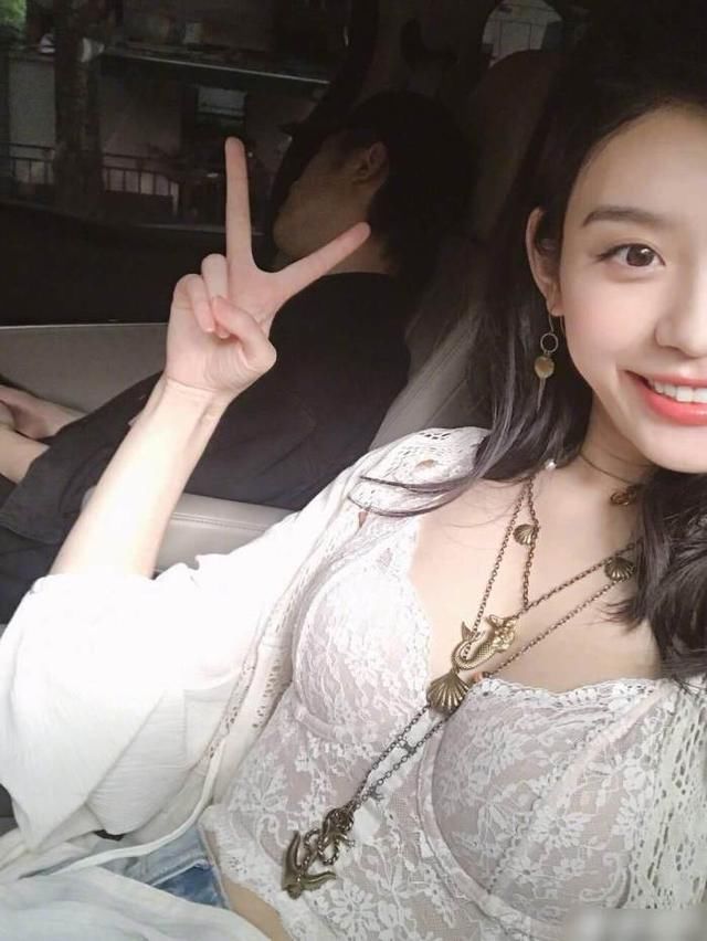 奚梦瑶真大胆，天气热脱得只剩内衣，网友：怪不得何猷君穷追不舍