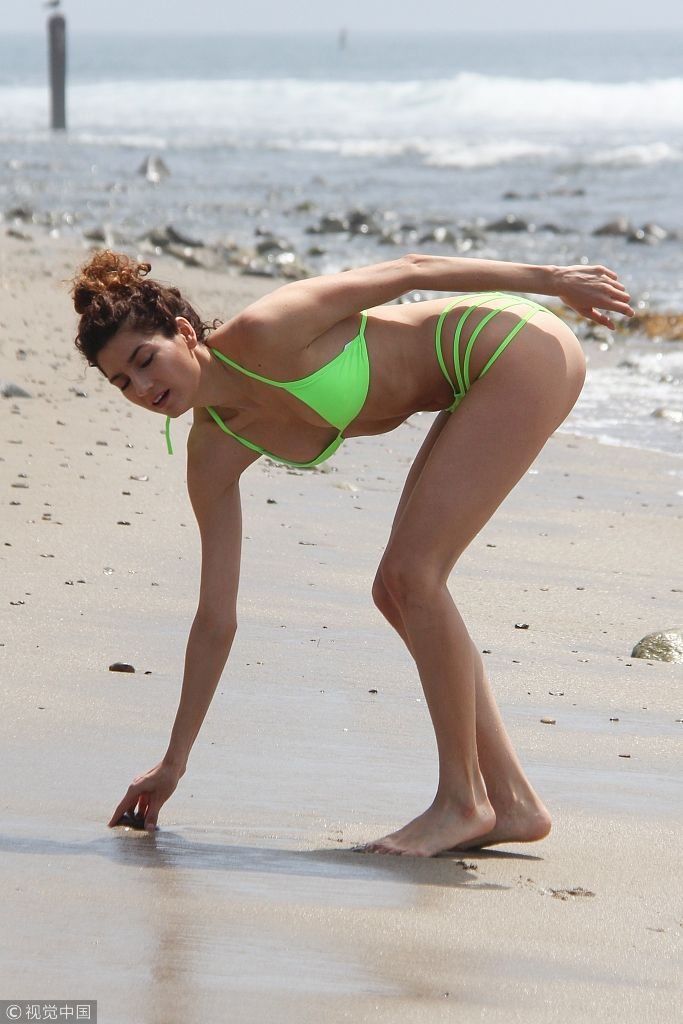女星布兰卡穿黄色比基尼享受日光浴 遮阳动作似投球沙滩变运动场