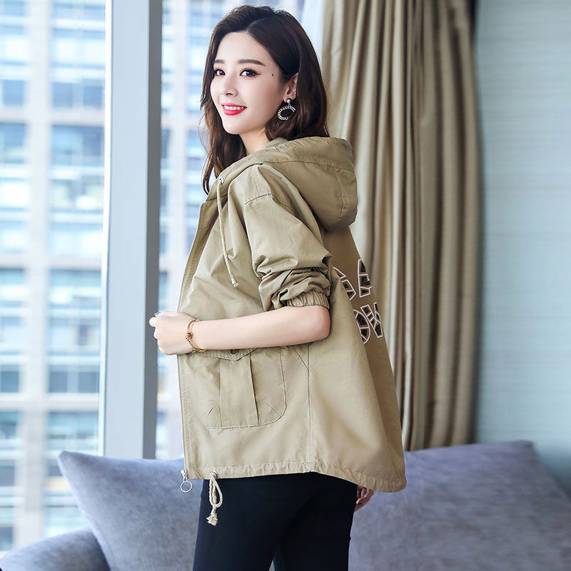 牛仔裤落伍了!今秋流行薄风衣+小脚裤，老婆和妈妈一口气买3件