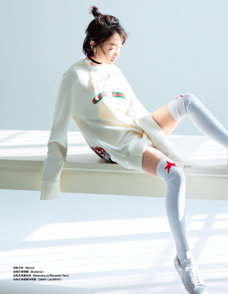 周冬雨身穿一袭红色连衣裙，尽显女神气质，网友：发型才是亮点