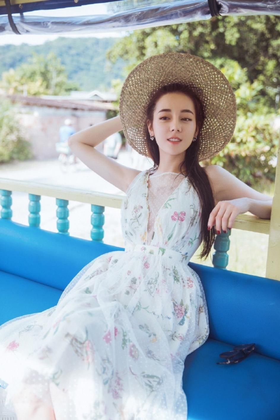 霍思燕被宠成18岁，迪丽热巴美人鱼本人，张钧宁一袭吊带惊艳众人