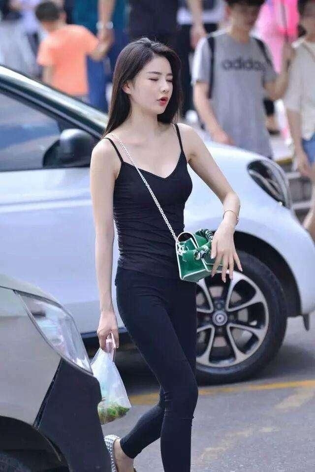 美女黑色吊带搭配紧身长裤，完美身材吸引众多目光!