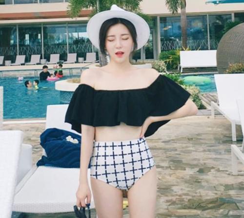 时尚潇洒的泳衣美女，身材曲线凹凸紧致，增添个性时尚感！