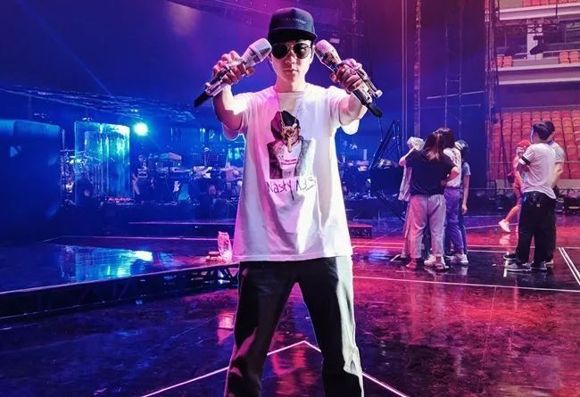 除了 Supreme 弹珠机还有什么?JJ 林俊杰近期上身潮物汇总