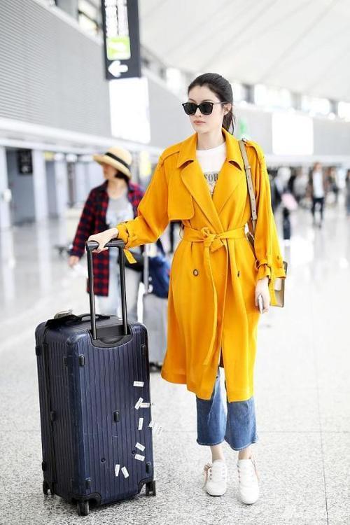 165孙俪和178何穗撞上黄色风衣，身高矮了13cm，气质却一点也没输