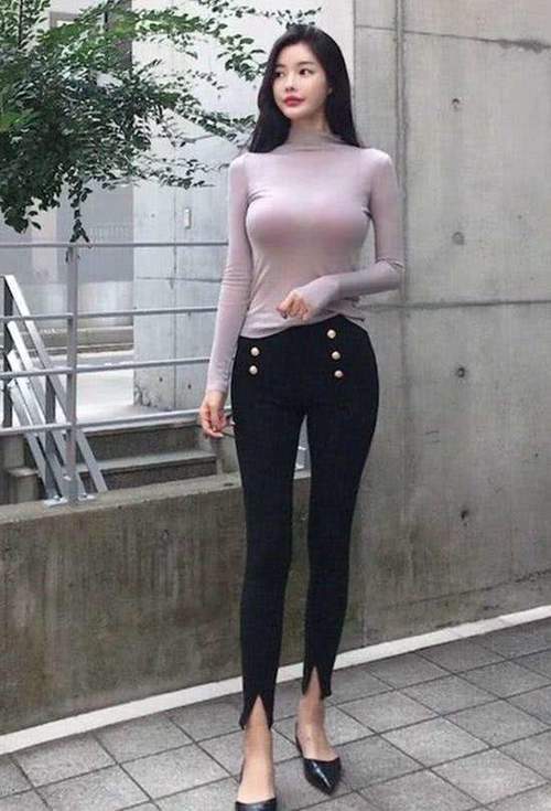 街拍:浅色高领紧身衣, 随便一拍就是艺术大片的效果