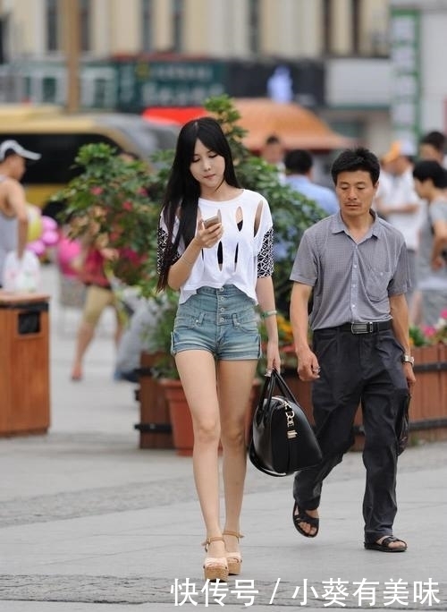 美女■街拍美女小姐姐干净如初,清纯甜美,漏空的T恤衫更显时尚
