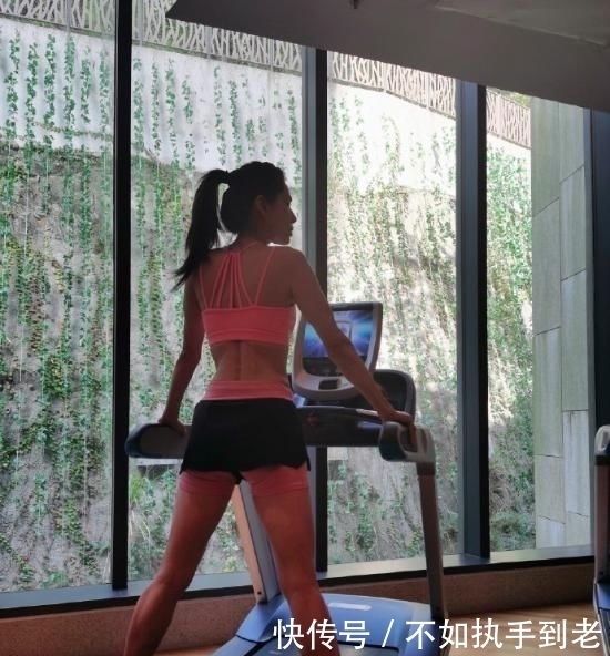 动作@李若彤晒健身照,玩瑜伽球做下腰动作,大秀马甲线肌肉线条明显!