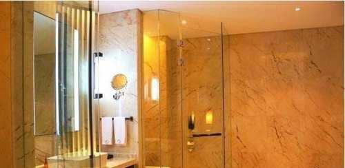 女生旅游单独住酒店，为啥厕所灯开着睡觉？服务员给出解释