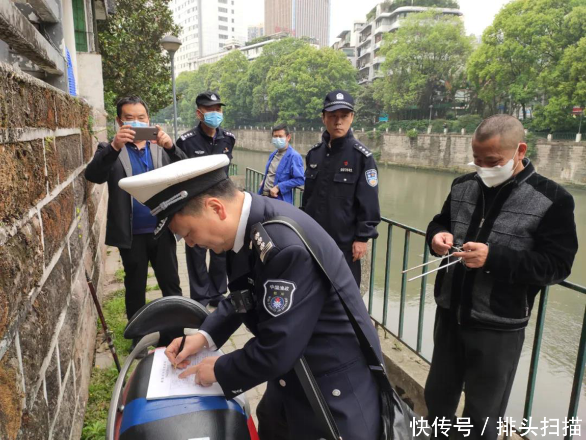  垂钓：罔顾禁渔期！锦江夜钓开启游击战，城管来了也不怕，追责就躺地上