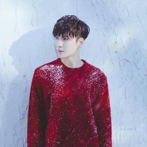 27岁张艺兴走出国门纪念经典，西装领结俊俏十足，网友：闷声干大