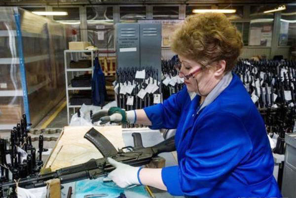 娶俄罗斯美女好，年轻时养眼，变大妈后还多个彪悍的“保镖”