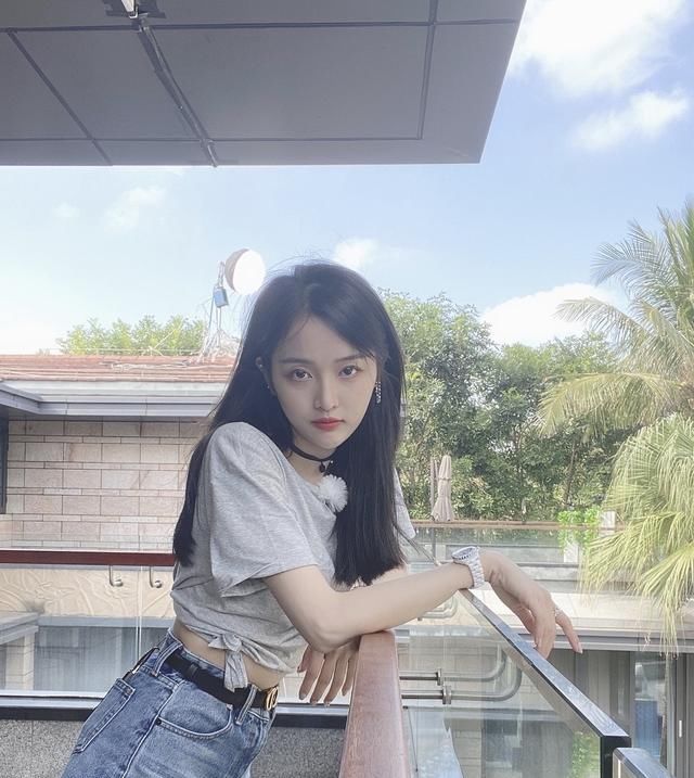  [粉色]吴宣仪真是太会穿了,粉色外套+白色短裤清新脱俗,少女感爆棚
