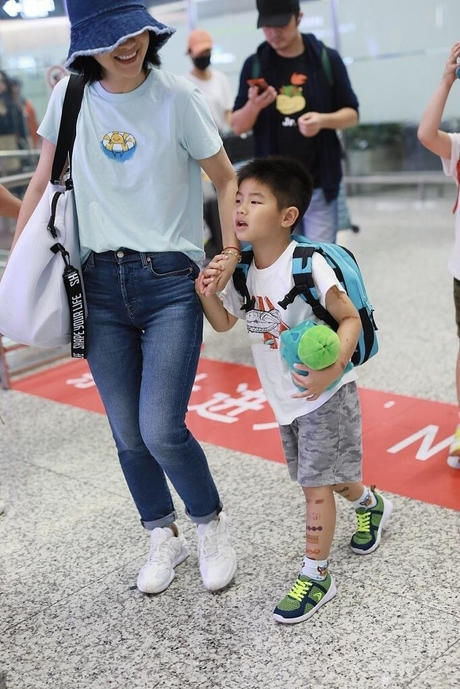 『 卡通』卡通t恤尽显潮范,穿亲子装太温馨,沙溢胡可一家四口走机场