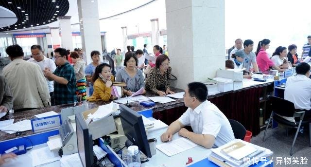 职工社保已交九年，因年限不够无法退休，转成居民社保能退休吗