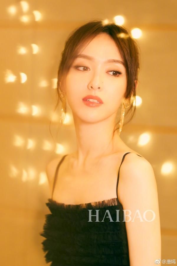 一向低调的周韵气场竟比老公姜文还强？送她上热搜的一字肩和天鹅