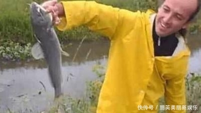  『发现』男子发现烂泥沟内有异常，扔下一块泡沫后的收获却把他给乐坏了