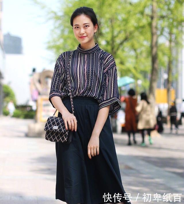 优雅@凸显优雅性感的身材，街拍：小姐姐紧身牛仔裤