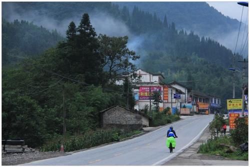 川藏线翻越二郎山，40分钟骑行30公里到泸定,居然错过看大渡河