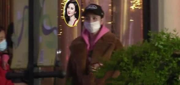  冷落：张萌一家三口罕见露面，夫妻俩当街拥抱，旁边的女儿受到冷落
