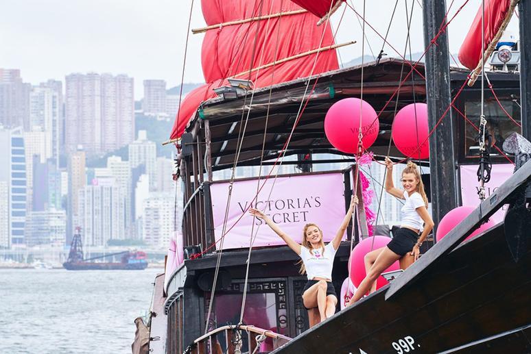 维多利亚的秘密香港店，维秘天使来袭，两人大展好身材，各有优势