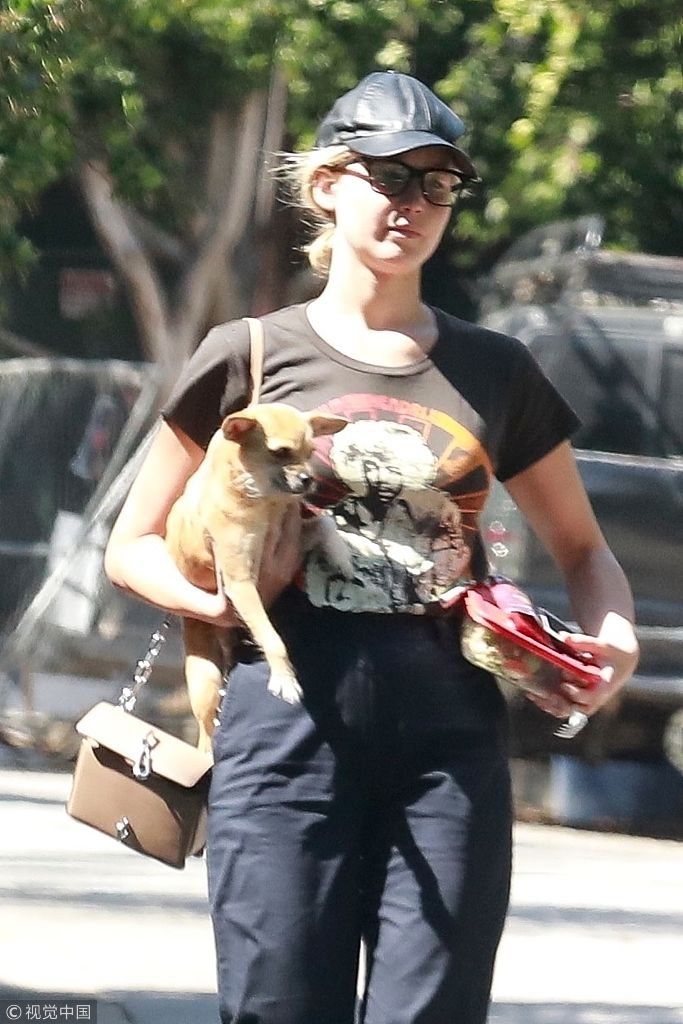 “大表姐”劳伦斯包包敞口不拘小节 素颜单手抱萌宠似路人甲