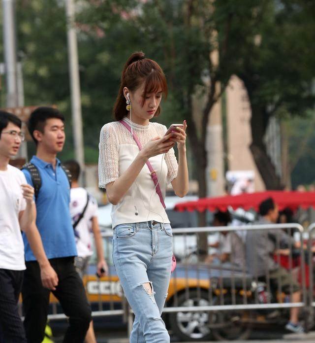 滕州街拍穿破洞牛仔裤尖头恨天高的铅笔腿妹子，一般人驾驭不不了