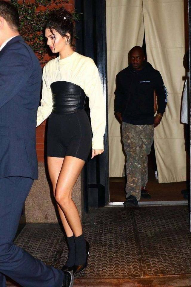 肯达尔詹娜四角裤搭配亮色长袖衫，更显气质，很有女人味