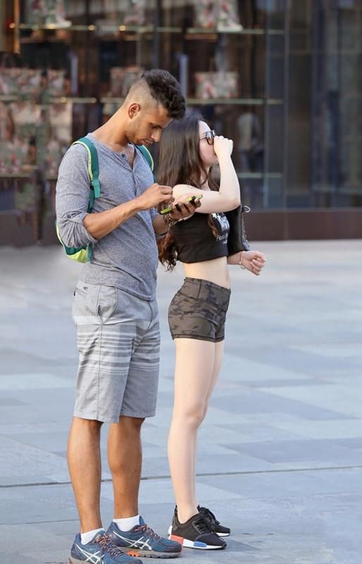 路人街拍，简洁的A字裙搭配时尚绑带鞋，美的让人无法抗拒!