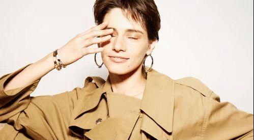  「风衣」春季风衣新穿法，变成裙装款式简约更百搭，穿上遮肉显瘦又时髦