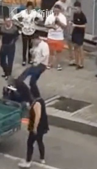 这古董盆假的吧?老人好心揭穿街头骗术 竟遭两名男子暴打