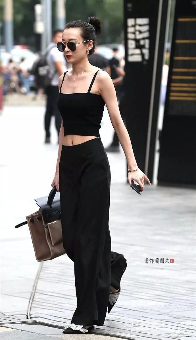 街拍:细腰美女的魅力,不止在腰间