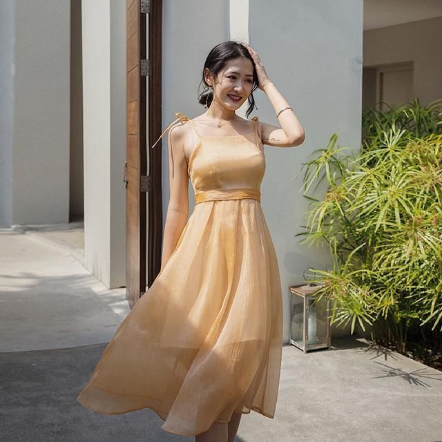 这样的时尚甜美吊带连衣裙，清凉又有范，上穿好看又迷人！