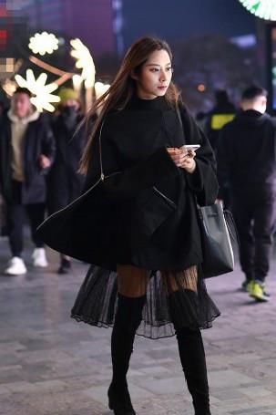  『减龄』街拍：两位小姐姐的腿非常长，服装搭配都很时尚减龄