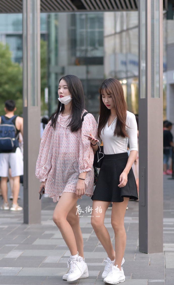 街拍北京:尽显成熟风范的时尚穿搭参考，让你魅力无限!