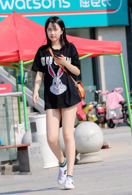 乖巧小姐姐时尚的服装，让小姐姐甚是迷人，可爱的表情很是吸引目