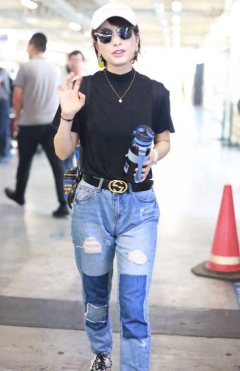 吴昕是没钱买裤子吗?这条牛仔裤补丁数不完 却意外的好看