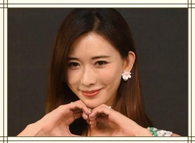 林志玲不服老!穿深V裙比心嘟嘴狂卖萌，不料却被腋下出卖了年纪