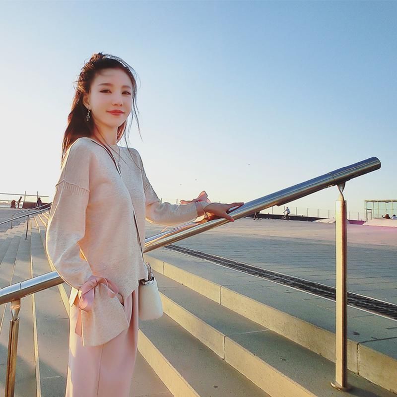马上国庆了，出门游玩千万别穿碎花裙!瞧这港风套装，减龄又方便