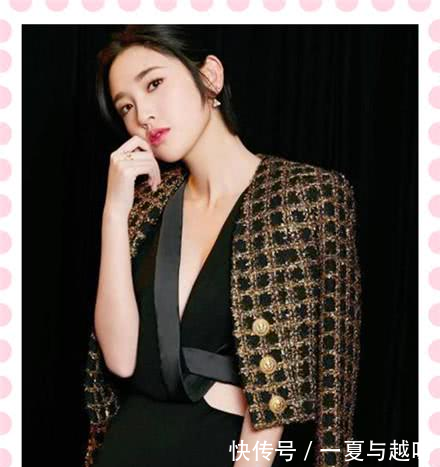 看了唐艺昕深V裙，男人都怀疑人生，网友这尺度张若昀受得了吗