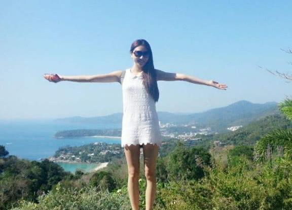 为何多数川藏线上的穷游女都会“热衷”穿裙子?司机:方便搭车!