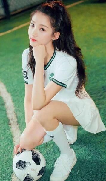 杨幂和关晓彤秀美腿，丝袜终极大比拼，网友：这腿长得太逆天了吧