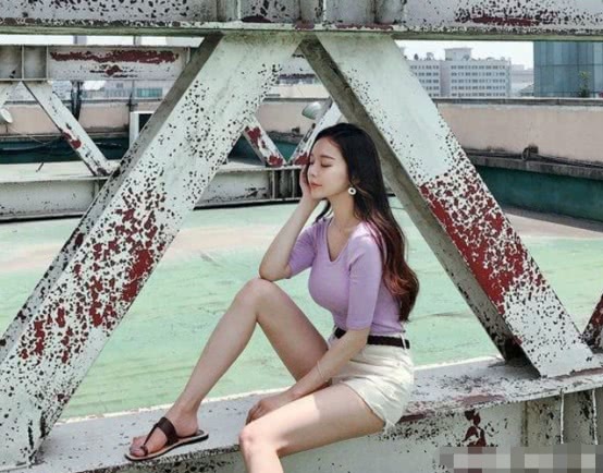 短裙或短裤，都让小姐姐在炎炎夏日里更加的显美丽！