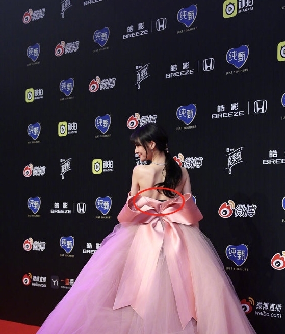 # 尊重#看清背后拉链处,这才是对礼服最大的尊重,郑爽转身让摄像师拍