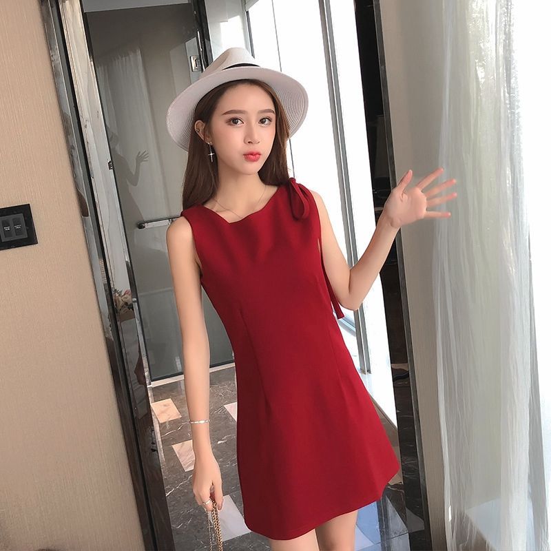 今夏新主流:妩媚“小心机”吊带裙+高跟鞋，让你性感魅惑力十足