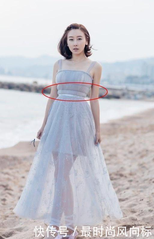 毛俊杰穿吊带裙海边游玩，腰间的三坨赘肉好扎眼啊