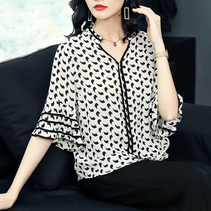 女人再美，也要打扮!47岁小姨穿时髦女装，美的让人眼前一亮