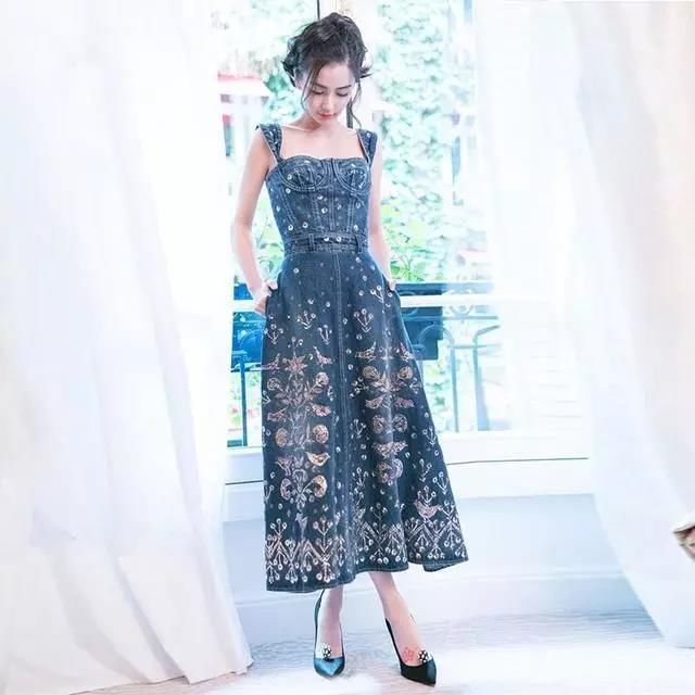 水钻高跟鞋气场十足，走出不一样的风格